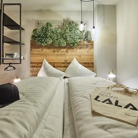 Lala Arthotel 2*